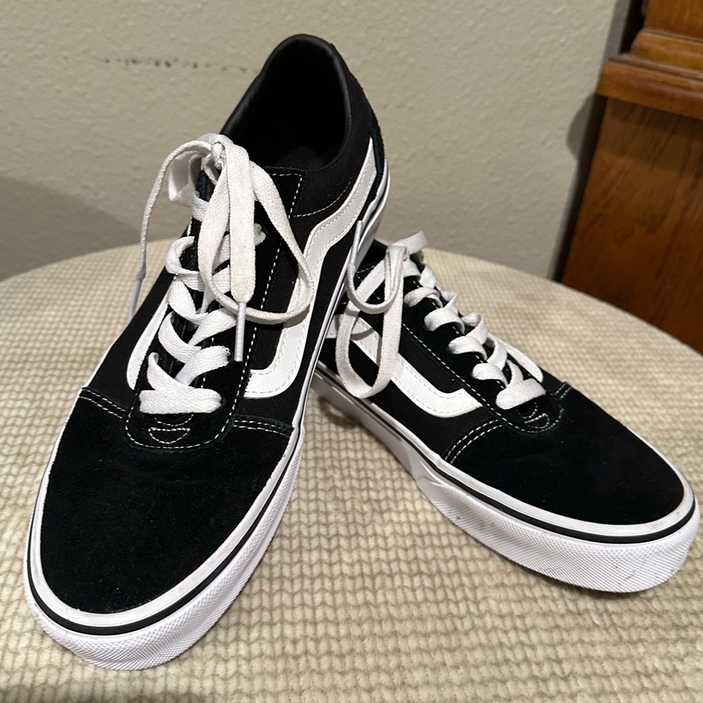 Vans Men's Black and White Classic Sneakers